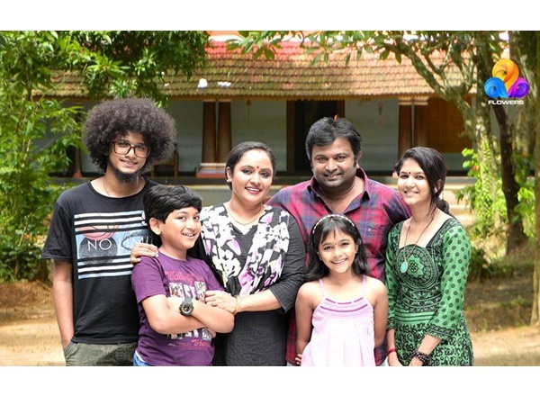 ലച്ചുവിനെ ചേര്‍ത്ത് പിടിച്ച് നീലു: നിഷ സാരംഗിന്റെയും ജൂഹി റുസ്തഗി പുതിയ ചിത്രം വൈറല്‍