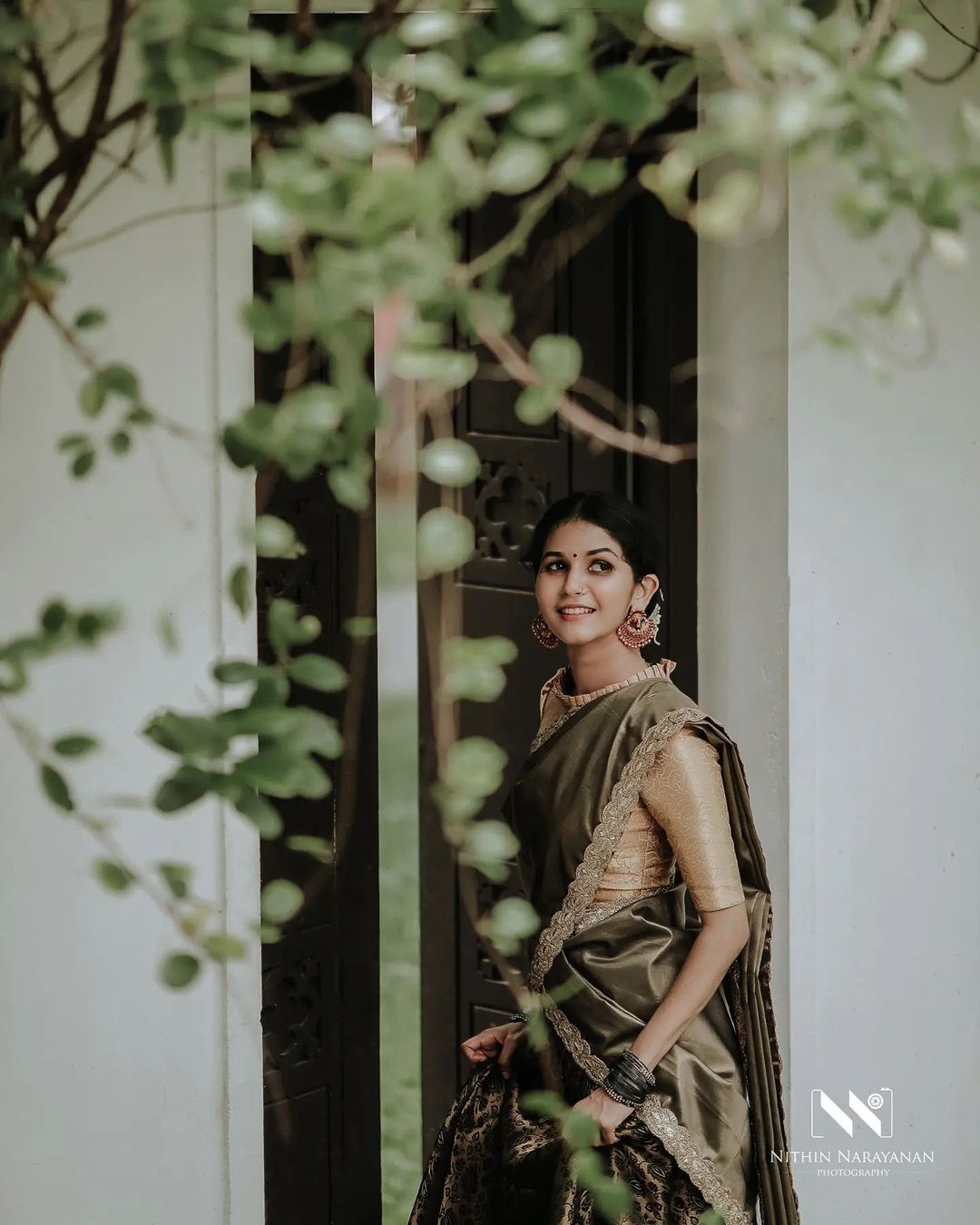 ലച്ചുവിനെ ചേര്‍ത്ത് പിടിച്ച് നീലു: നിഷ സാരംഗിന്റെയും ജൂഹി റുസ്തഗി പുതിയ ചിത്രം വൈറല്‍