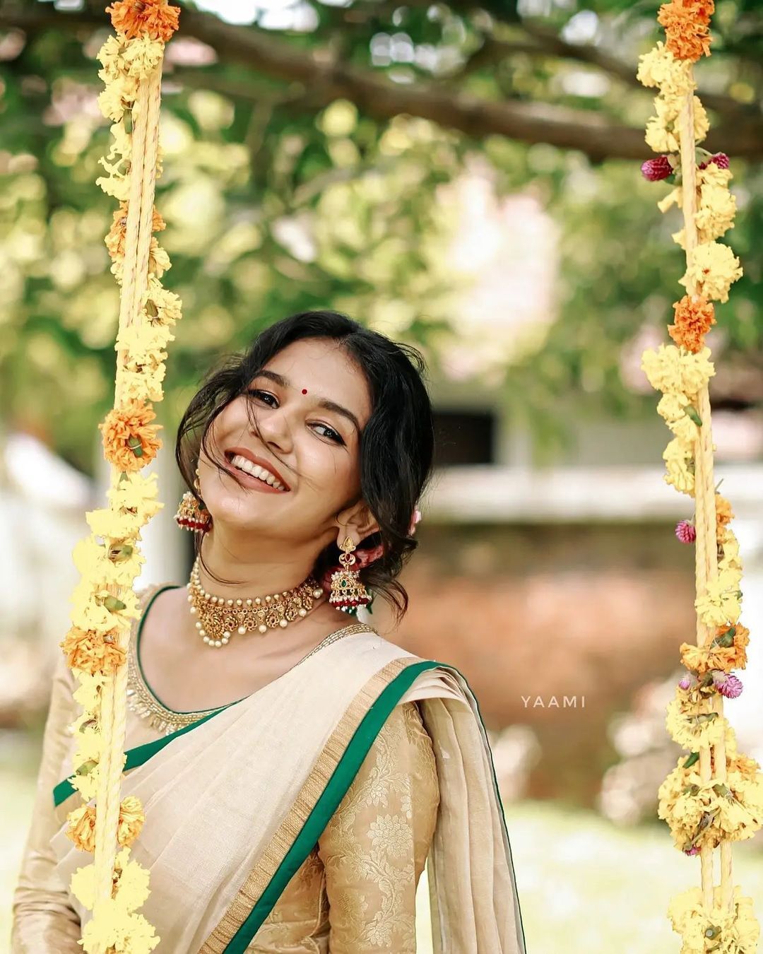 ലച്ചുവിനെ ചേര്‍ത്ത് പിടിച്ച് നീലു: നിഷ സാരംഗിന്റെയും ജൂഹി റുസ്തഗി പുതിയ ചിത്രം വൈറല്‍