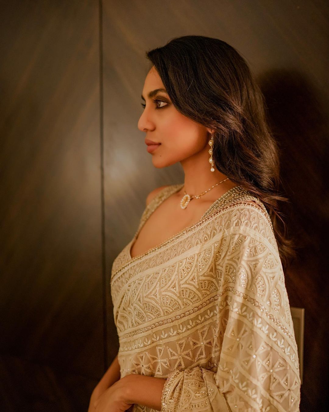 മൂര്‍ച്ഛയേറിയ നോട്ടം!! കുറുപ്പിലെ നായികയുടെ സാരി ലുക്ക് അടിപൊളി... ഏറ്റെടുത്ത് ആരാധകര്‍