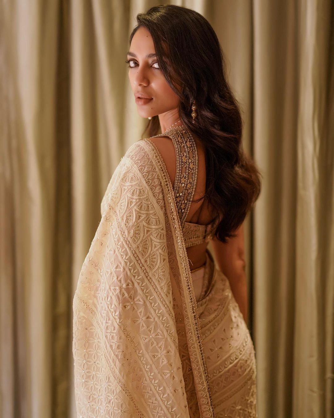 മൂര്‍ച്ഛയേറിയ നോട്ടം!! കുറുപ്പിലെ നായികയുടെ സാരി ലുക്ക് അടിപൊളി... ഏറ്റെടുത്ത് ആരാധകര്‍