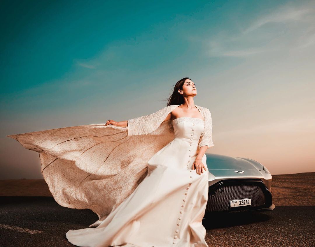  ഇതെന്തൊരു സൗന്ദര്യമാണ്..കണ്ണെടുക്കാനാകില്ല..ആനക്കൊമ്പനൊപ്പം ചേർന്ന് നിന്ന് മംമ്തയുടെ ഫോട്ടോ ഷൂട്ട്..വൈറൽ