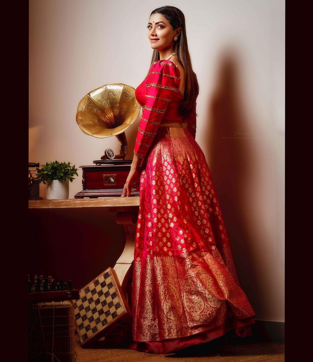  ഇതെന്തൊരു സൗന്ദര്യമാണ്..കണ്ണെടുക്കാനാകില്ല..ആനക്കൊമ്പനൊപ്പം ചേർന്ന് നിന്ന് മംമ്തയുടെ ഫോട്ടോ ഷൂട്ട്..വൈറൽ