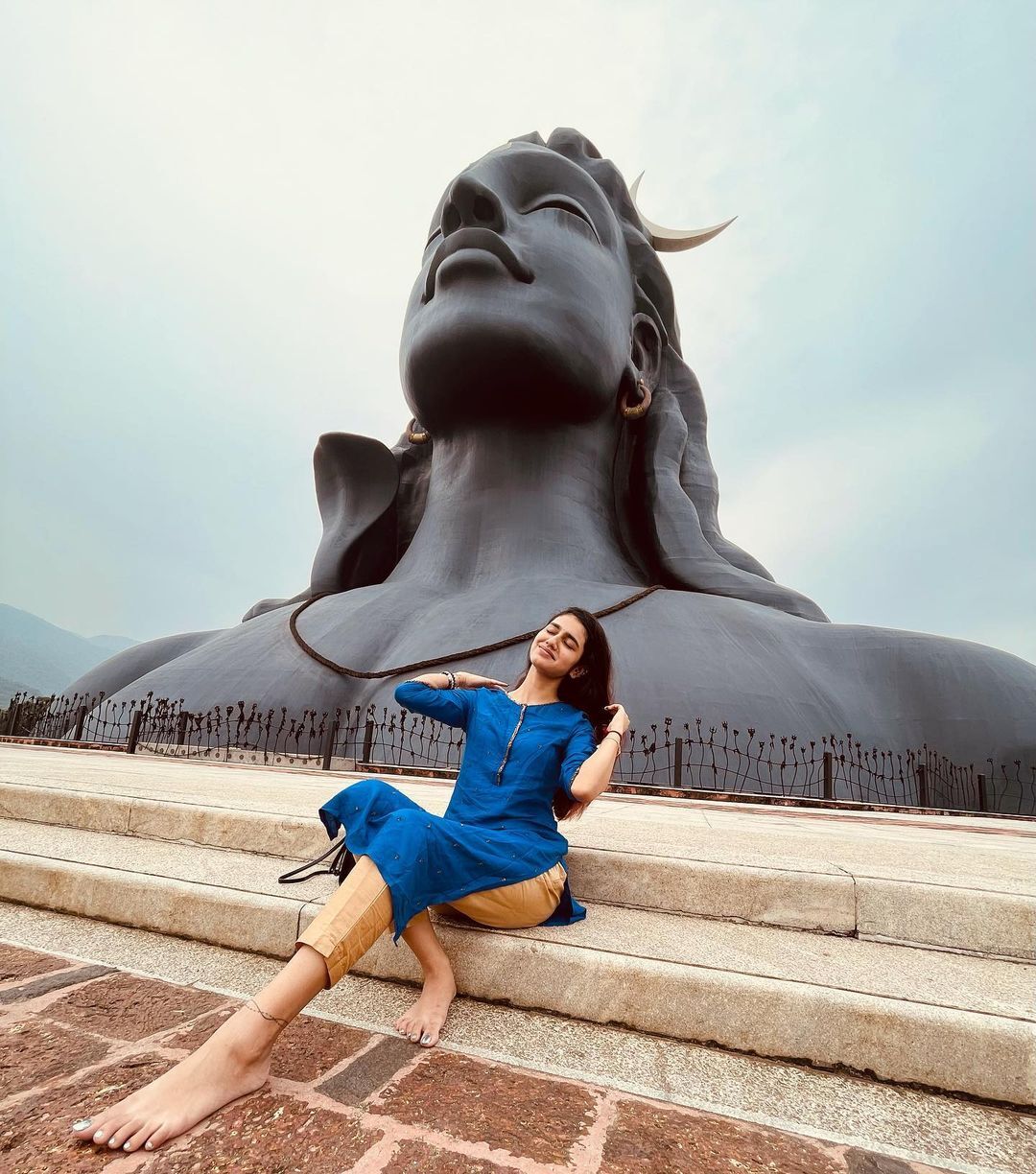 തനി നാടന്‍ ലുക്കില്‍ പ്രിയ  പി വാര്യര്‍: ഒപ്പം ഗ്ലാമറസ് ലുക്കും, വൈറലായി ചിത്രങ്ങള്‍