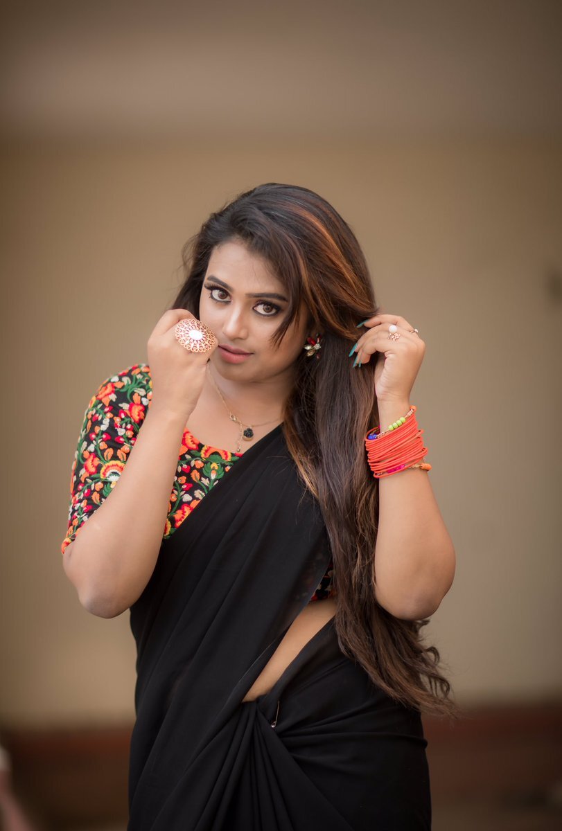 சீரியல் வில்லிக்கு ஆண் குழந்தையா?..... இணையத்தில் பதிவிட்டு ரசிகர்களுக்கு ஷாக் கொடுத்த வில்லி...! யாருப்பா அந்த வில்லி?