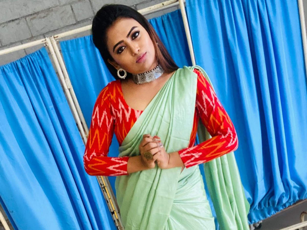 சீரியல் வில்லிக்கு ஆண் குழந்தையா?..... இணையத்தில் பதிவிட்டு ரசிகர்களுக்கு ஷாக் கொடுத்த வில்லி...! யாருப்பா அந்த வில்லி?