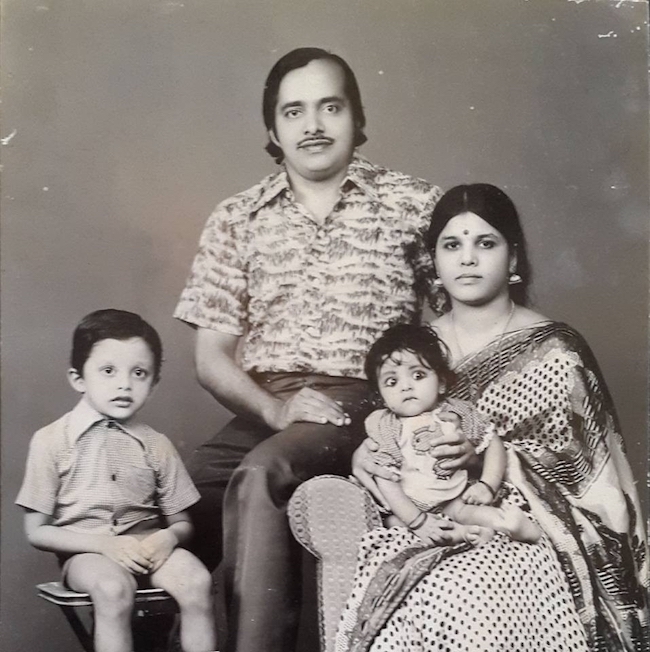 അമ്മയ്ക്ക് പിറന്നാള്‍ ആശംസകള്‍ നേര്‍ന്ന് മഞ്ജു വാര്യര്‍; പങ്കുവെച്ചത് കഥകളിക്കൊരുങ്ങുന്ന ചിത്രങ്ങല്‍