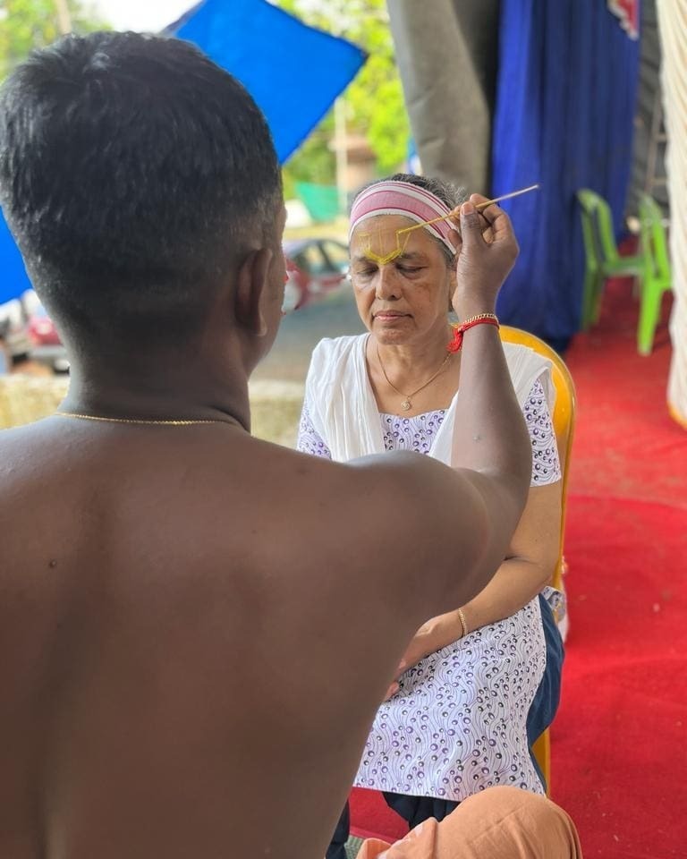 അമ്മയ്ക്ക് പിറന്നാള്‍ ആശംസകള്‍ നേര്‍ന്ന് മഞ്ജു വാര്യര്‍; പങ്കുവെച്ചത് കഥകളിക്കൊരുങ്ങുന്ന ചിത്രങ്ങല്‍