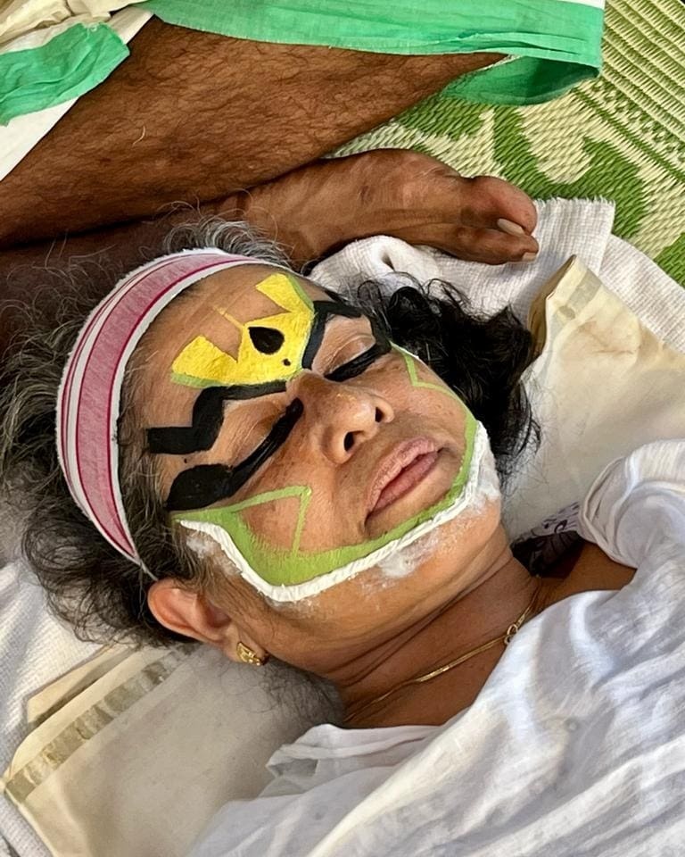 അമ്മയ്ക്ക് പിറന്നാള്‍ ആശംസകള്‍ നേര്‍ന്ന് മഞ്ജു വാര്യര്‍; പങ്കുവെച്ചത് കഥകളിക്കൊരുങ്ങുന്ന ചിത്രങ്ങല്‍