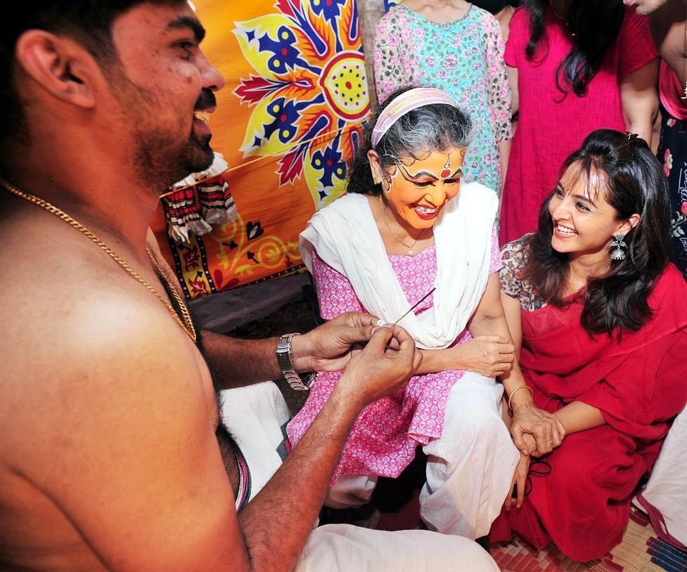 അമ്മയ്ക്ക് പിറന്നാള്‍ ആശംസകള്‍ നേര്‍ന്ന് മഞ്ജു വാര്യര്‍; പങ്കുവെച്ചത് കഥകളിക്കൊരുങ്ങുന്ന ചിത്രങ്ങല്‍