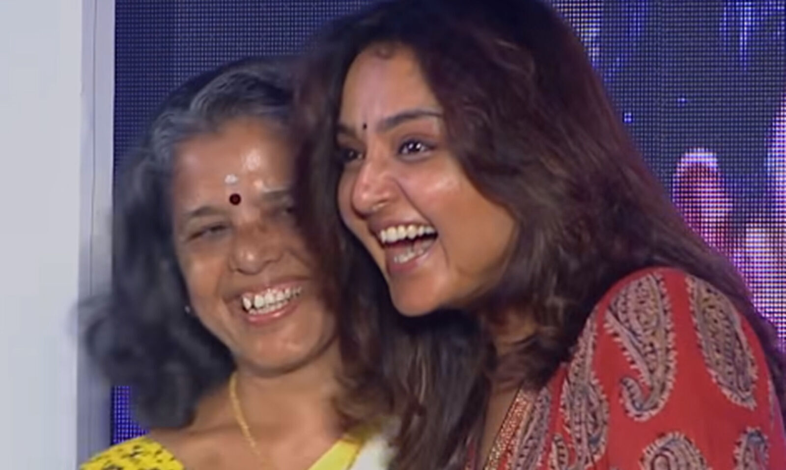 അമ്മയ്ക്ക് പിറന്നാള്‍ ആശംസകള്‍ നേര്‍ന്ന് മഞ്ജു വാര്യര്‍; പങ്കുവെച്ചത് കഥകളിക്കൊരുങ്ങുന്ന ചിത്രങ്ങല്‍