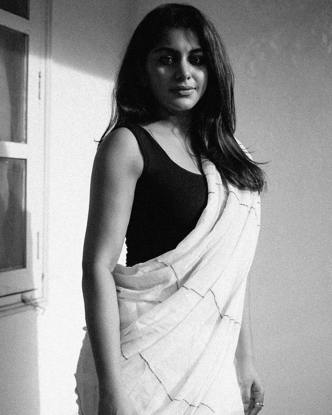 കറുപ്പോ വെളുപ്പോ? നിങ്ങള്‍ ഏത് തിരഞ്ഞെടുക്കും; പുതിയ ചിത്രങ്ങളുമായി മീര നന്ദന്‍