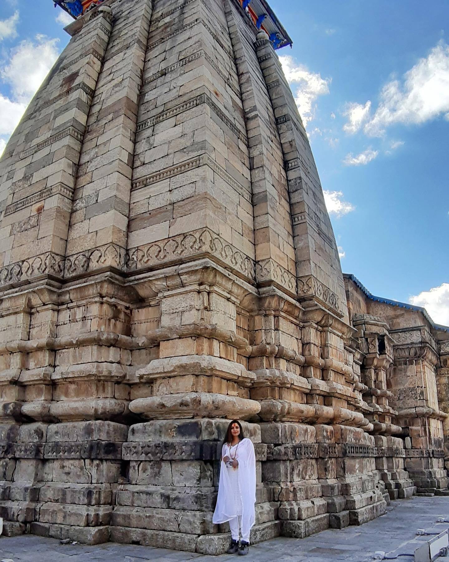 ഋതു മന്ത്ര സന്യാസത്തിലോ?... വളരെ ദൂരെ... പുതിയ ചിത്രങ്ങള്‍ വൈറല്‍