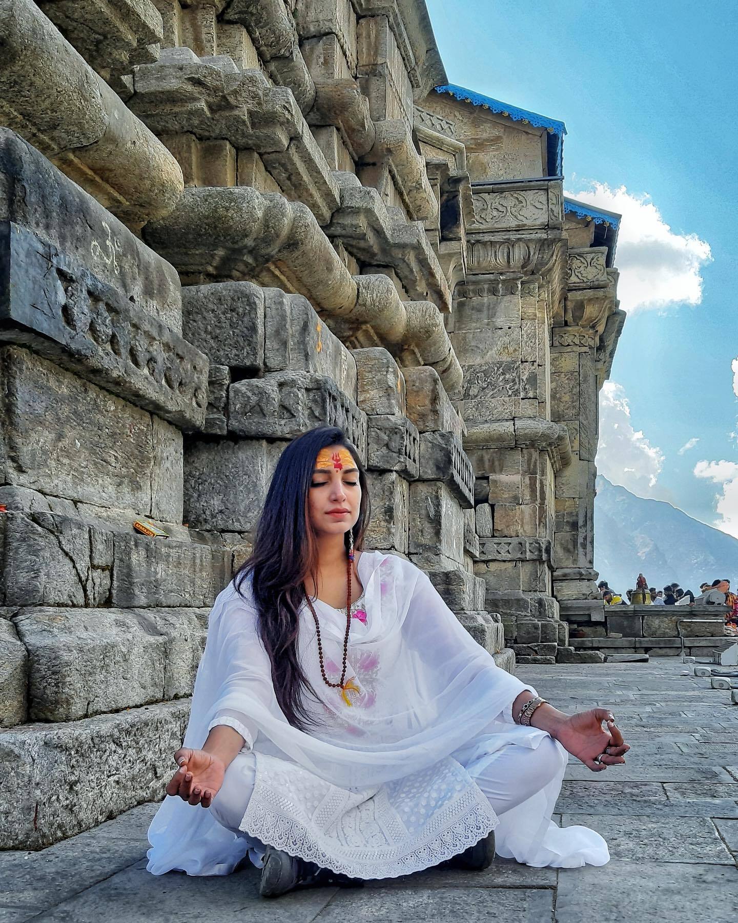 ഋതു മന്ത്ര സന്യാസത്തിലോ?... വളരെ ദൂരെ... പുതിയ ചിത്രങ്ങള്‍ വൈറല്‍