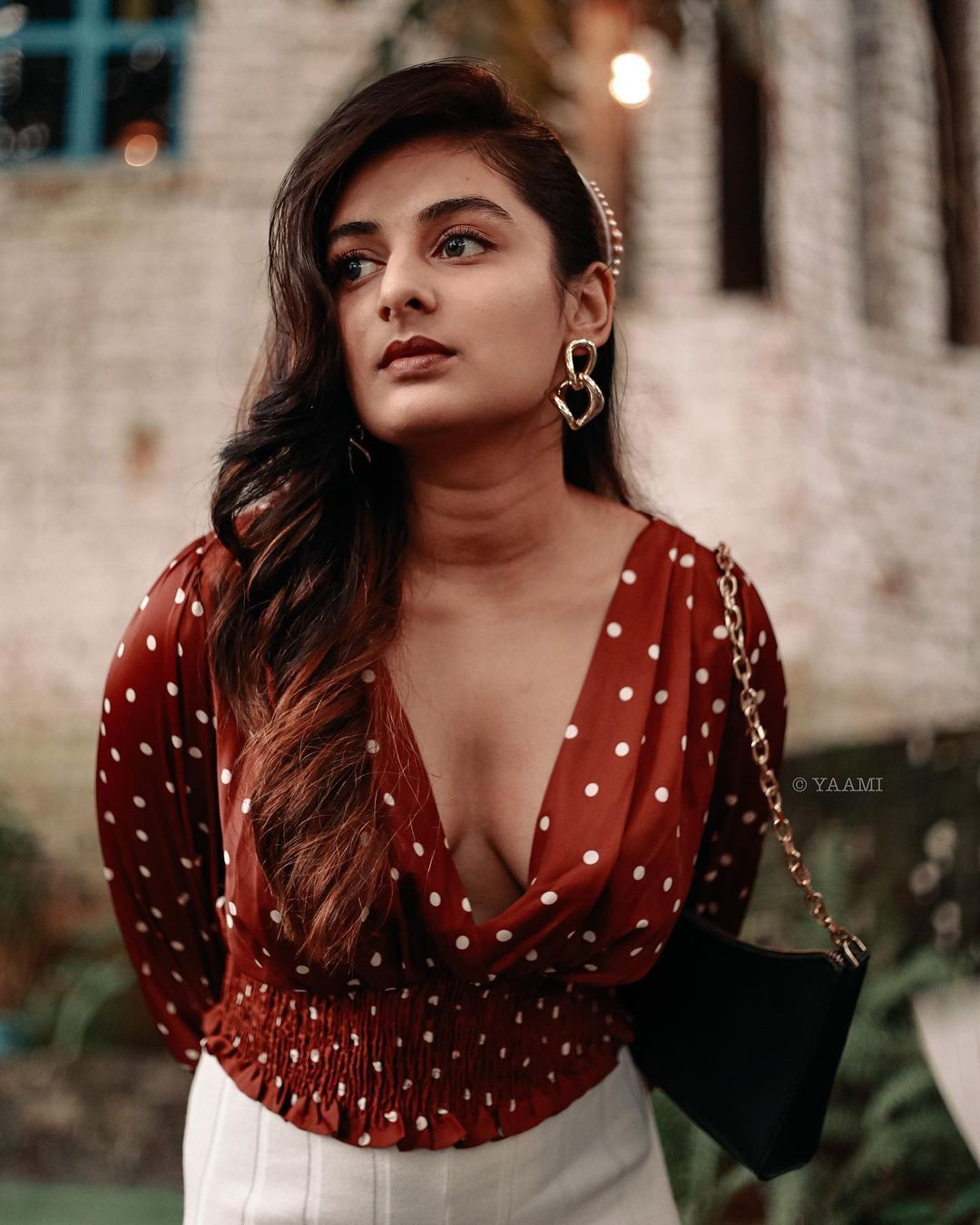 ഗ്ലാമറസ് ലുക്കില്‍ വിന്റേജ് ബ്യൂട്ടിയായി എസ്തര്‍ വൈറലായി പുതിയ ചിത്രങ്ങള്‍ 