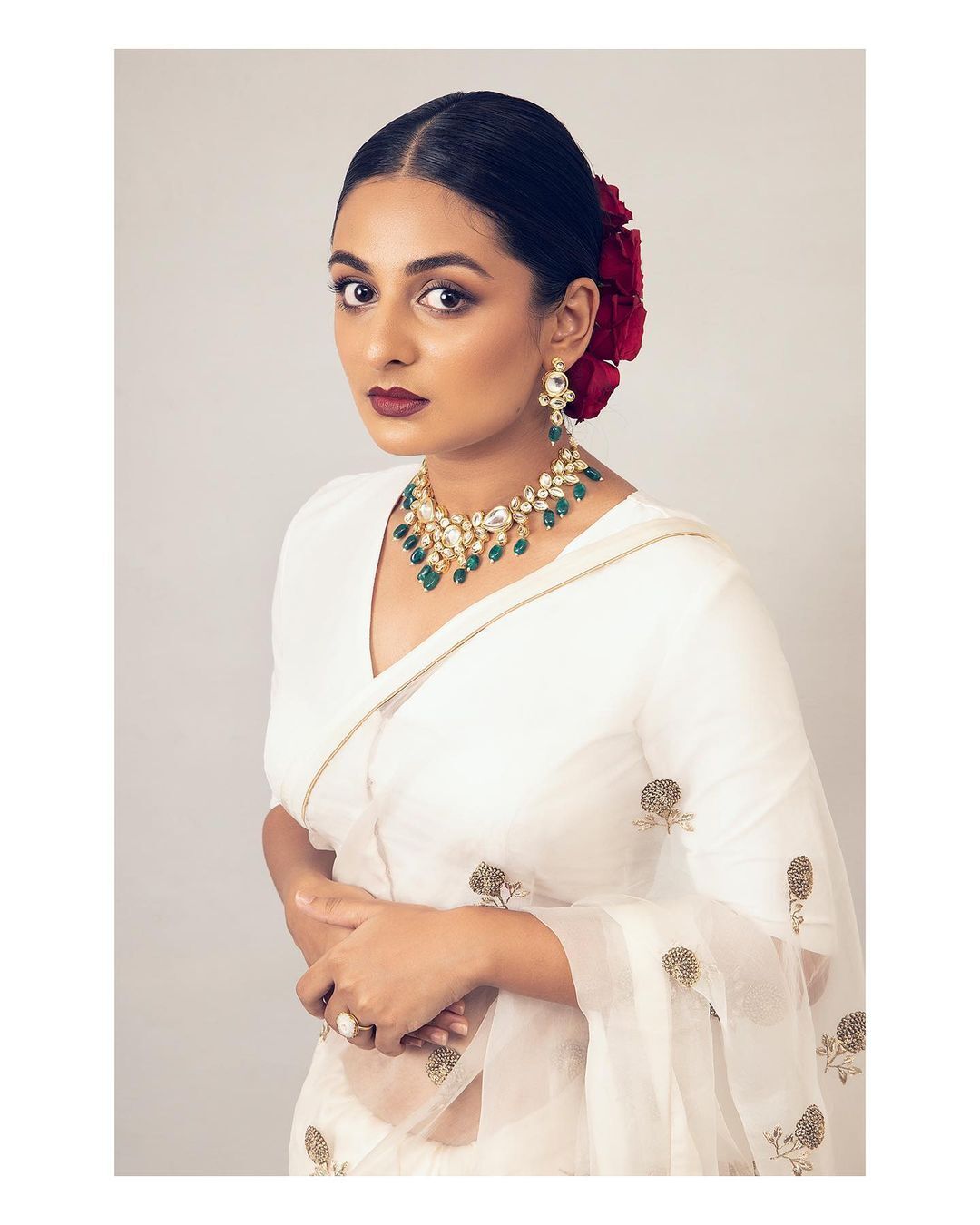 ഗ്ലാമറസ് ലുക്കില്‍ വിന്റേജ് ബ്യൂട്ടിയായി എസ്തര്‍ വൈറലായി പുതിയ ചിത്രങ്ങള്‍ 