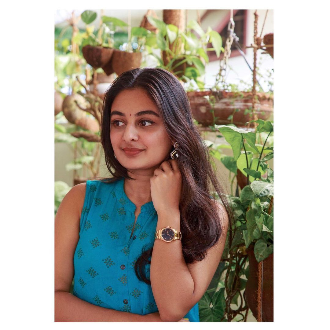 ഗ്ലാമറസ് ലുക്കില്‍ വിന്റേജ് ബ്യൂട്ടിയായി എസ്തര്‍ വൈറലായി പുതിയ ചിത്രങ്ങള്‍ 