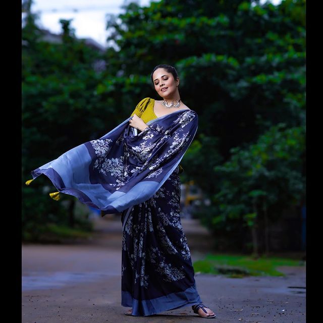 చీరపైటను అలా పక్కకు జరిపి..అనుసూయా నువ్వు కేక ఎహే.(ఫోటోలు)