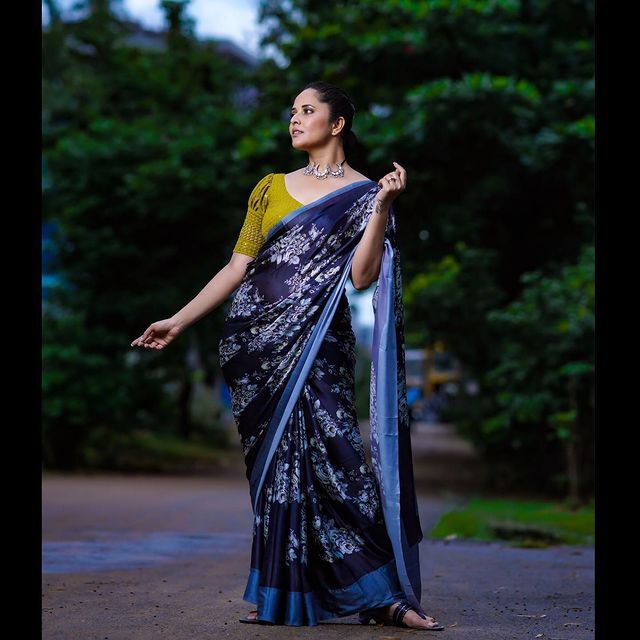 చీరపైటను అలా పక్కకు జరిపి..అనుసూయా నువ్వు కేక ఎహే.(ఫోటోలు)