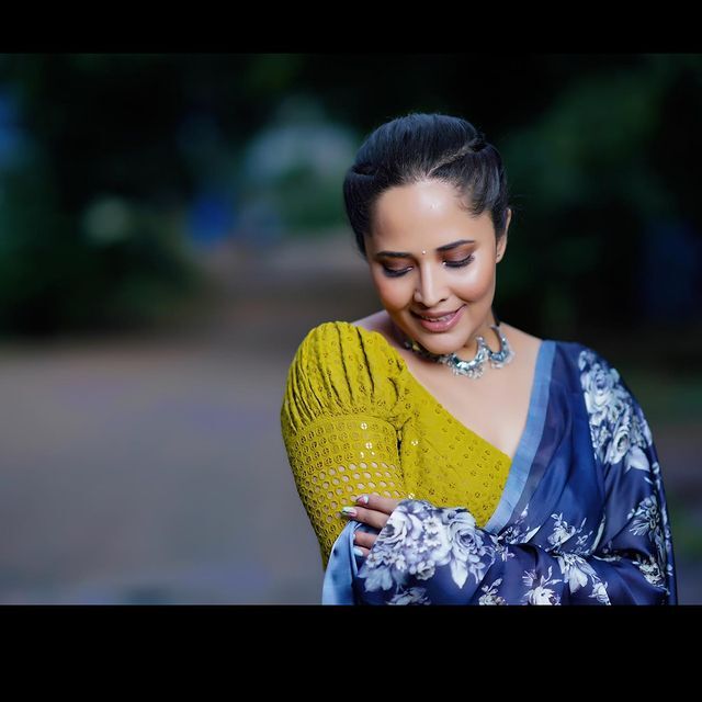 చీరపైటను అలా పక్కకు జరిపి..అనుసూయా నువ్వు కేక ఎహే.(ఫోటోలు)