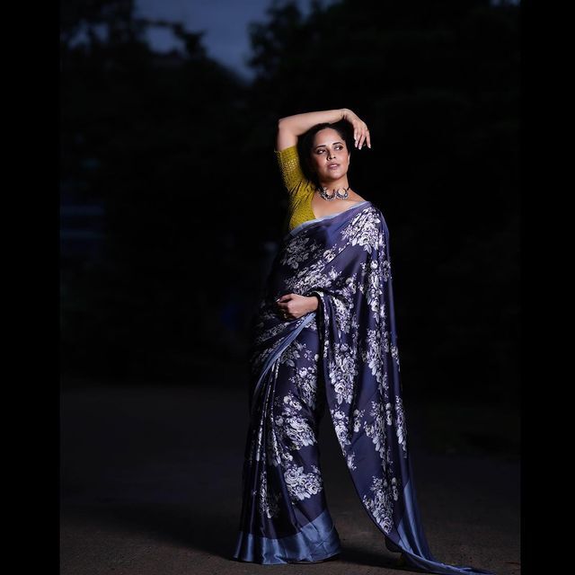 చీరపైటను అలా పక్కకు జరిపి..అనుసూయా నువ్వు కేక ఎహే.(ఫోటోలు)