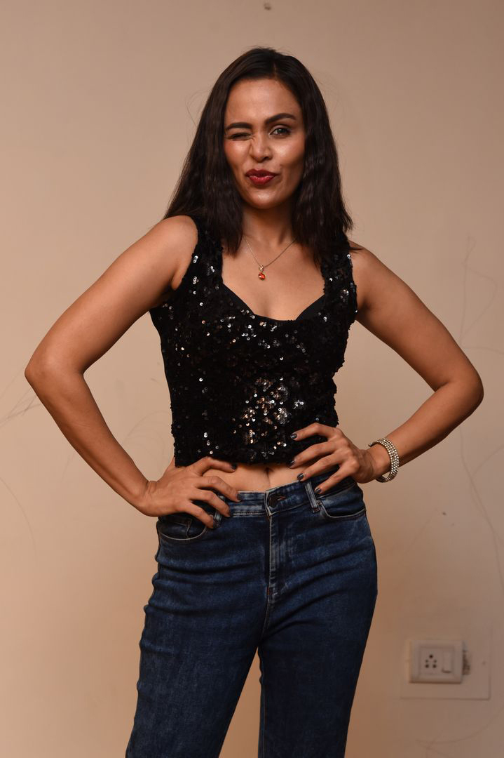 মডেল অস্মিতা কৌর বকশীর হট লুকের ছবি একনজরে 	