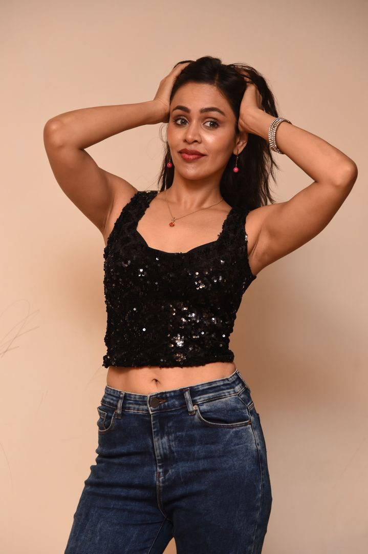 মডেল অস্মিতা কৌর বকশীর হট লুকের ছবি একনজরে 	