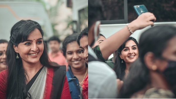 നാട്ടുകാരുടെ നടുവില്‍ മഞ്ജു വാര്യര്‍: സെല്‍ഫികൊണ്ട് പതിഞ്ഞ് ആരാധകര്‍