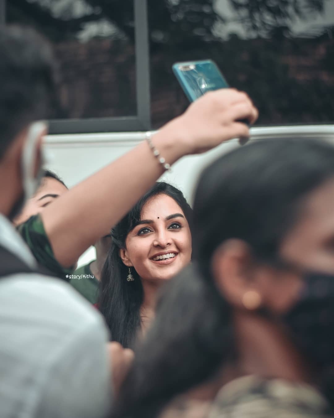 നാട്ടുകാരുടെ നടുവില്‍ മഞ്ജു വാര്യര്‍: സെല്‍ഫികൊണ്ട് പതിഞ്ഞ് ആരാധകര്‍