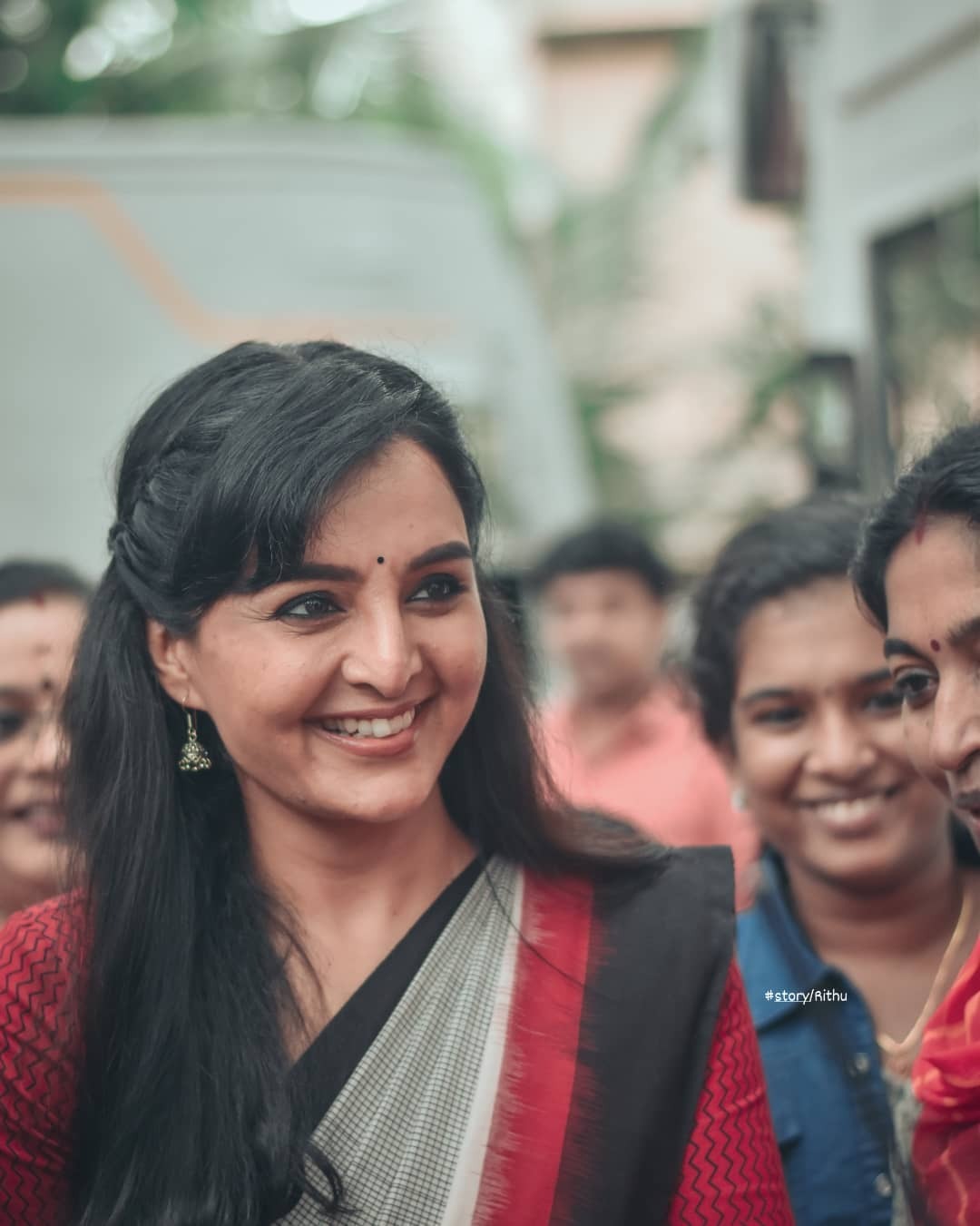 നാട്ടുകാരുടെ നടുവില്‍ മഞ്ജു വാര്യര്‍: സെല്‍ഫികൊണ്ട് പതിഞ്ഞ് ആരാധകര്‍