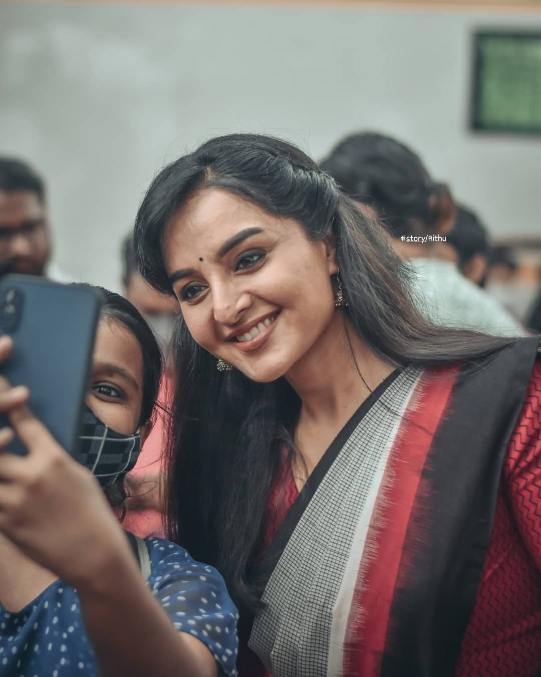 നാട്ടുകാരുടെ നടുവില്‍ മഞ്ജു വാര്യര്‍: സെല്‍ഫികൊണ്ട് പതിഞ്ഞ് ആരാധകര്‍