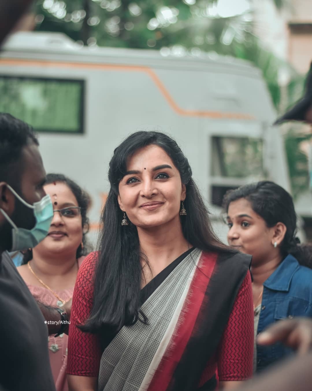 നാട്ടുകാരുടെ നടുവില്‍ മഞ്ജു വാര്യര്‍: സെല്‍ഫികൊണ്ട് പതിഞ്ഞ് ആരാധകര്‍