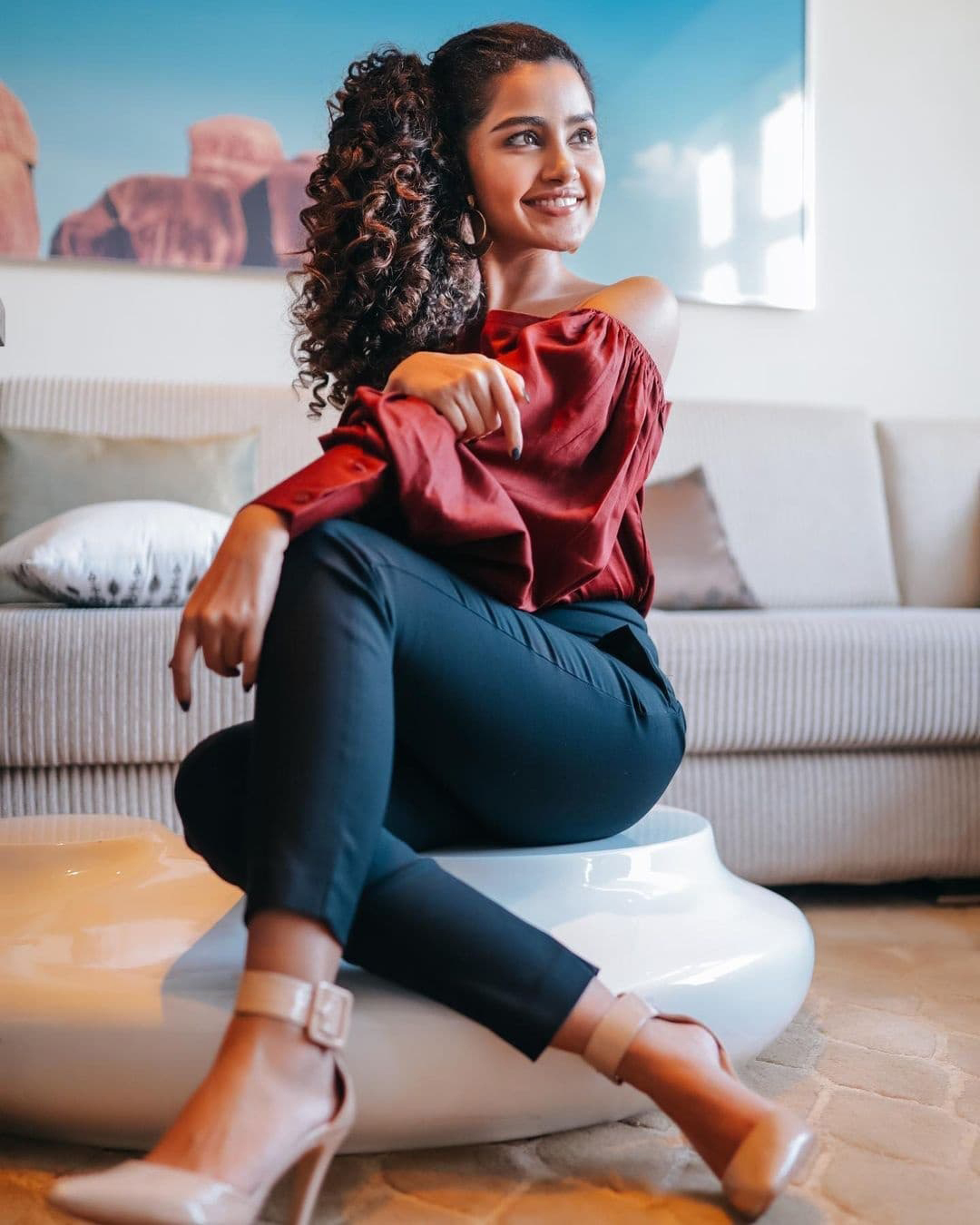 എന്താണീ കുത്തിക്കുറിക്കുന്നത്... മുഖംപൊത്തി അനുപമ പരമേശ്വരന്‍... അടിപൊളി ചിത്രങ്ങള്‍