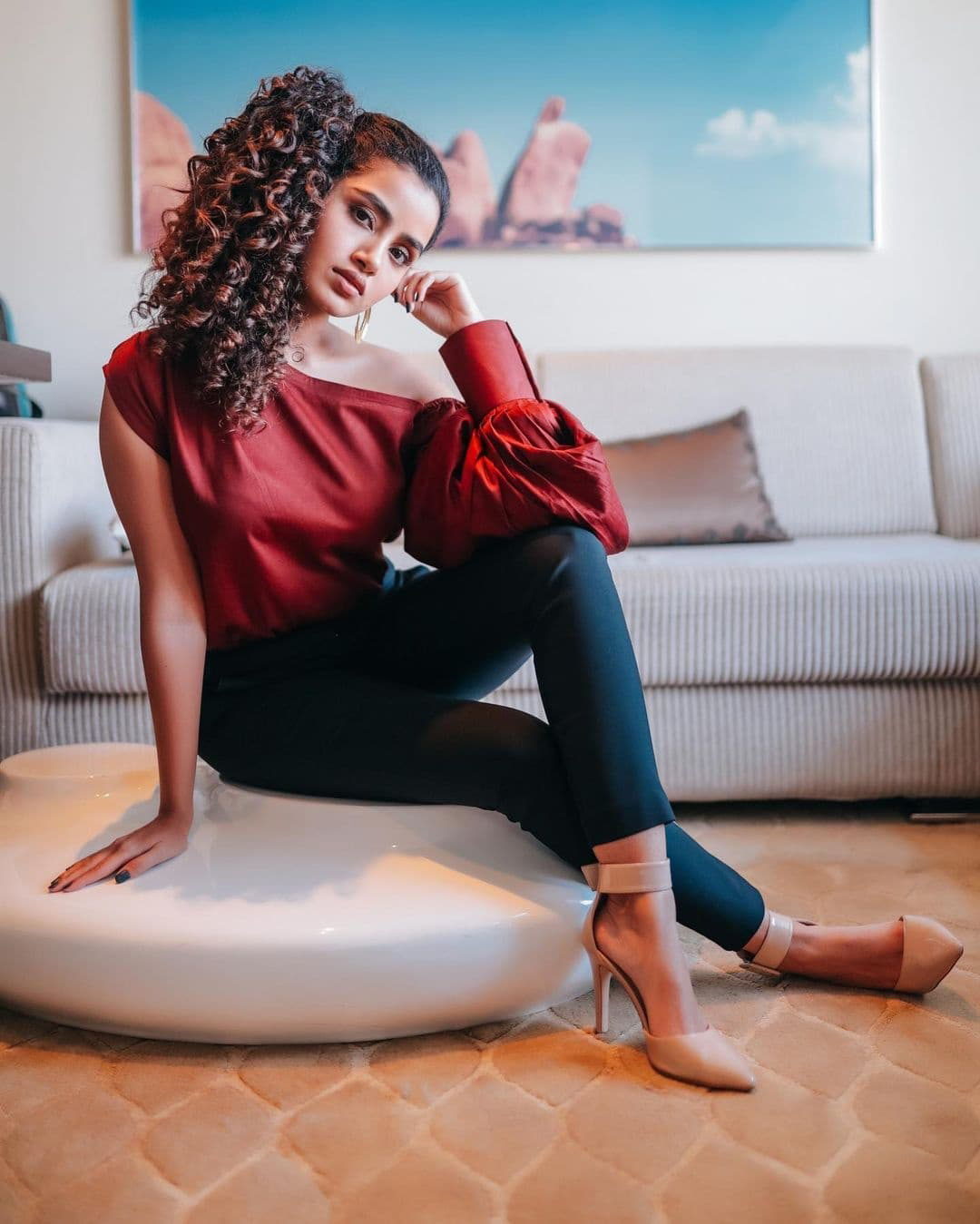 എന്താണീ കുത്തിക്കുറിക്കുന്നത്... മുഖംപൊത്തി അനുപമ പരമേശ്വരന്‍... അടിപൊളി ചിത്രങ്ങള്‍