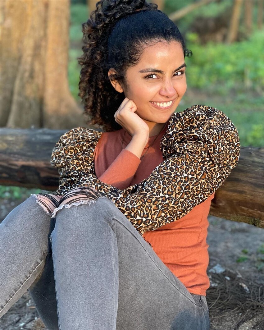 എന്താണീ കുത്തിക്കുറിക്കുന്നത്... മുഖംപൊത്തി അനുപമ പരമേശ്വരന്‍... അടിപൊളി ചിത്രങ്ങള്‍