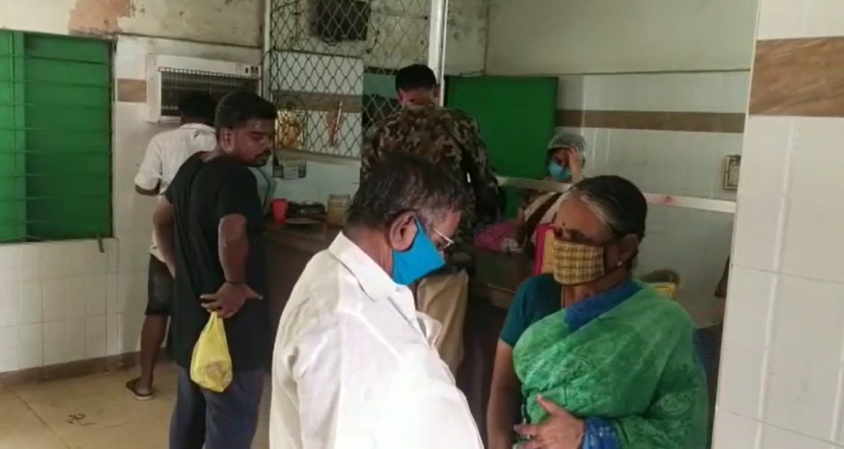 மதுரையில் உள்ள அம்மா உணவகத்தின் பெயர் பலகையில் முன்னாள் முதல்வர் கருணாநிதியின் புகைப்படம்...! மதுரையில் பரபரப்பு!  
