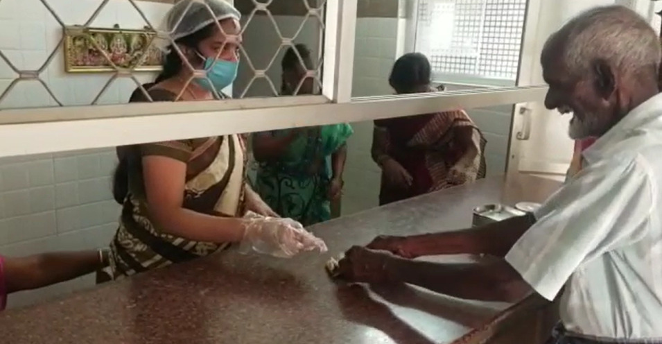 மதுரையில் உள்ள அம்மா உணவகத்தின் பெயர் பலகையில் முன்னாள் முதல்வர் கருணாநிதியின் புகைப்படம்...! மதுரையில் பரபரப்பு!  