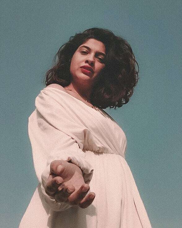 തോളിലൊരു റോസാപ്പൂവ്, അതുപോലെ സുന്ദരം: സ്റ്റൈലിഷ് ചിത്രങ്ങളുമായി നടി അര്‍ച്ചന കവി