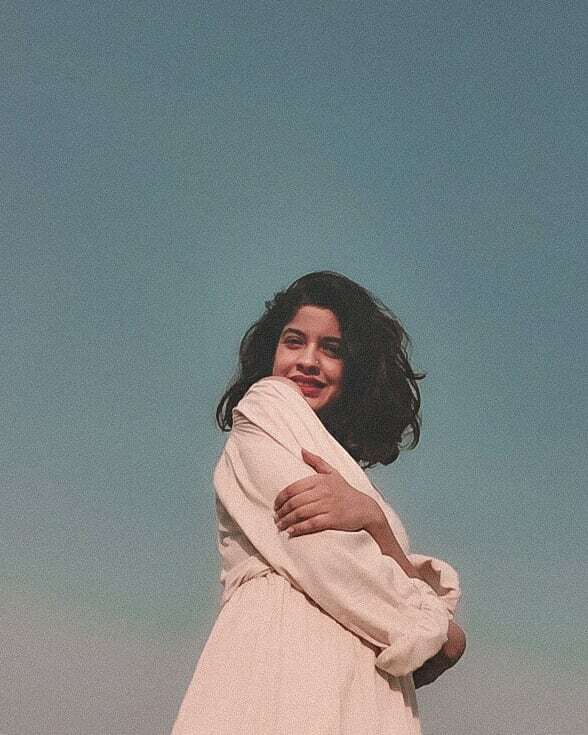 തോളിലൊരു റോസാപ്പൂവ്, അതുപോലെ സുന്ദരം: സ്റ്റൈലിഷ് ചിത്രങ്ങളുമായി നടി അര്‍ച്ചന കവി