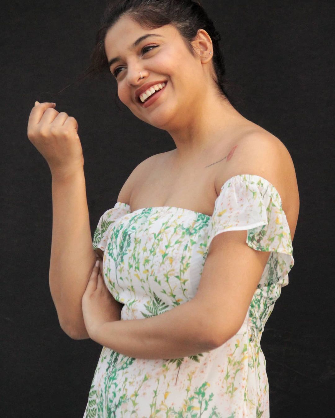 തോളിലൊരു റോസാപ്പൂവ്, അതുപോലെ സുന്ദരം: സ്റ്റൈലിഷ് ചിത്രങ്ങളുമായി നടി അര്‍ച്ചന കവി