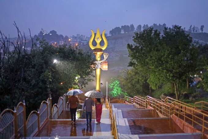 ಬೆಂಗಳೂರು: ಭಾರೀ ಮಳೆಗೆ ಎರಡು ಅಂತಸ್ತಿನ ಮನೆ ಕುಸಿದು ಬಿದ್ದಿದ್ದು, ಅವಶೇಷಗಳು ನೆಲದ ಮೇಲೆ ಬಿದ್ದಿವೆ