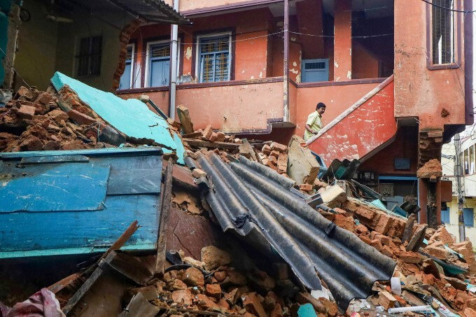 ಬೆಂಗಳೂರು: ಭಾರೀ ಮಳೆಗೆ ಎರಡು ಅಂತಸ್ತಿನ ಮನೆ ಕುಸಿದು ಬಿದ್ದಿದ್ದು, ಅವಶೇಷಗಳು ನೆಲದ ಮೇಲೆ ಬಿದ್ದಿವೆ