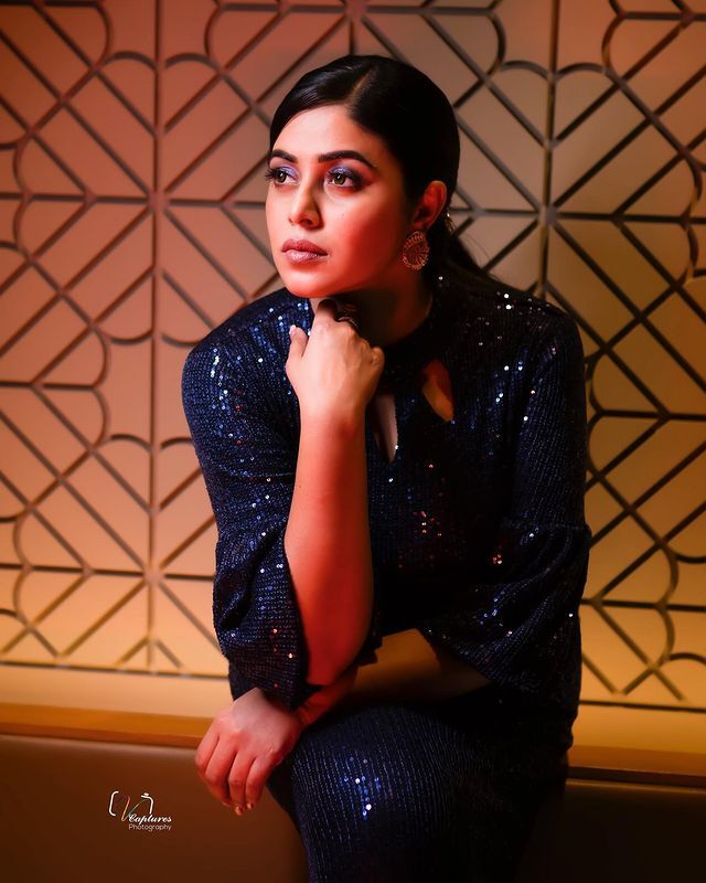 పూర్ణ ఓరచూపులు ఎవరికోసం..! (ఫోటోలు)