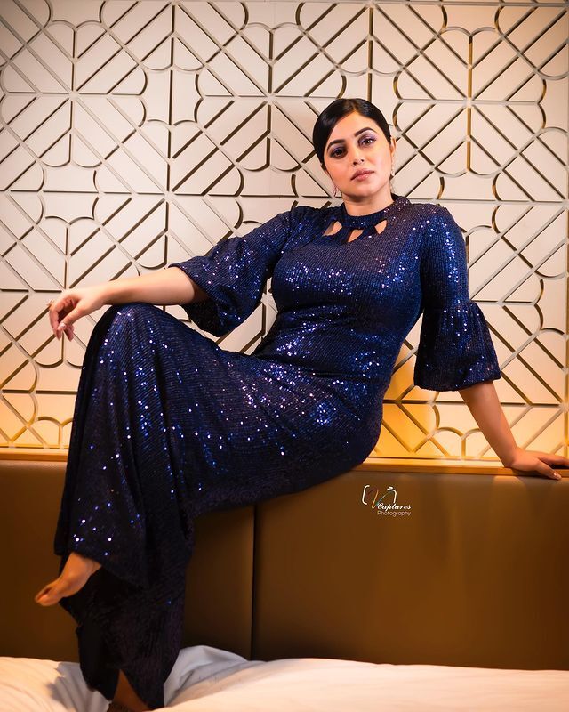 పూర్ణ ఓరచూపులు ఎవరికోసం..! (ఫోటోలు)