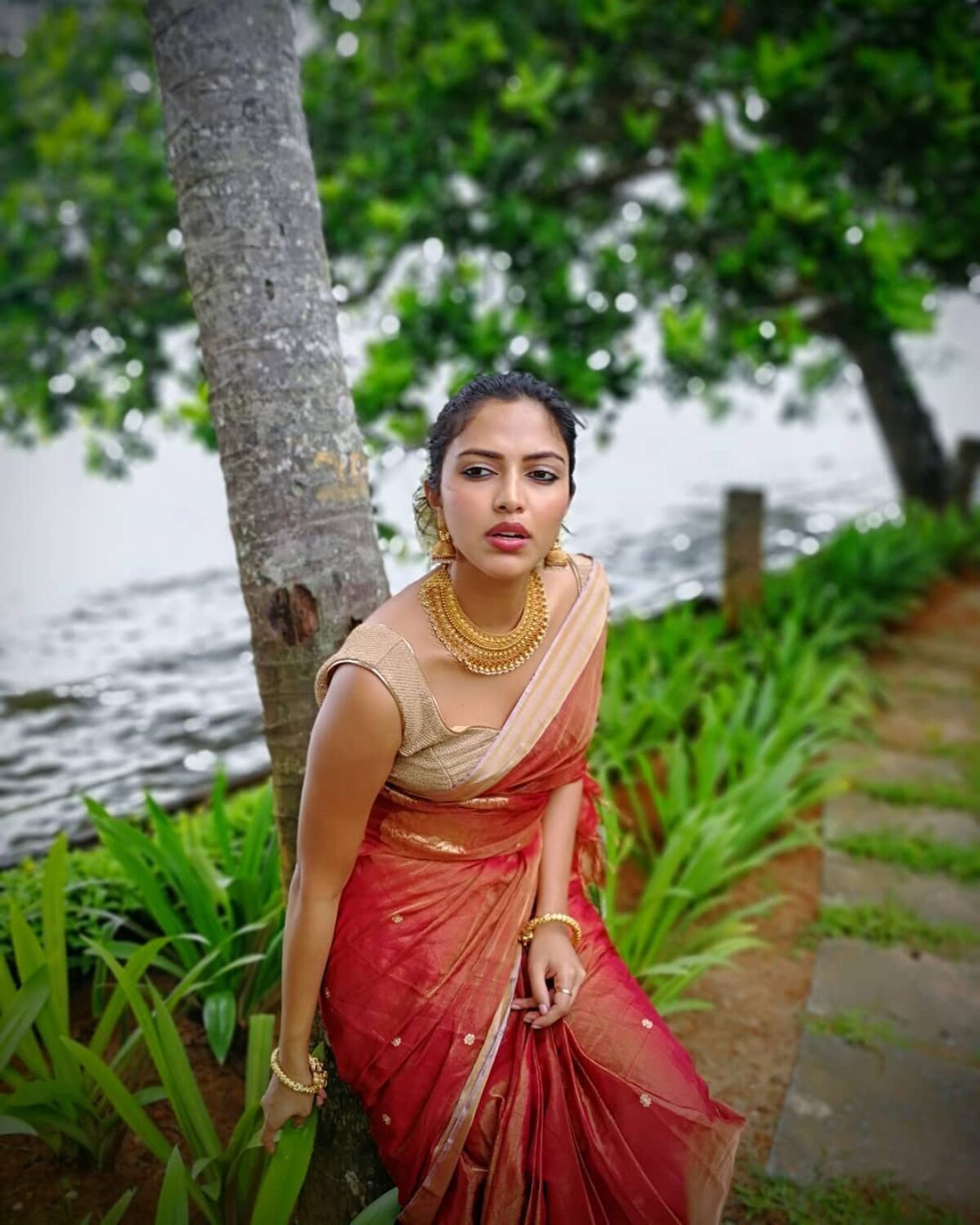 என்னம்மா ரியாக்சன் கொடுக்குறாங்க...! ரியாக்சனில் ரசிகர்களை மிரளவைத்த மைனா பட நடிகை...! 