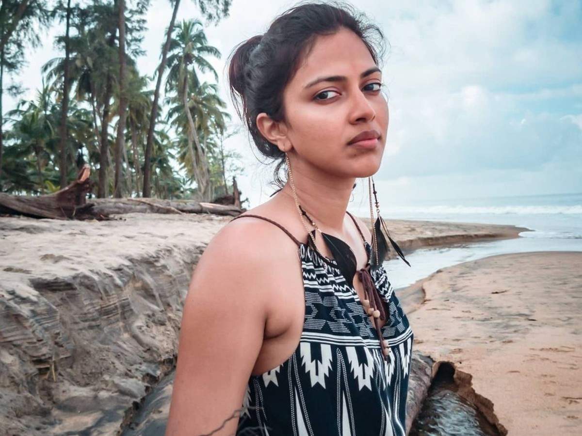 என்னம்மா ரியாக்சன் கொடுக்குறாங்க...! ரியாக்சனில் ரசிகர்களை மிரளவைத்த மைனா பட நடிகை...! 