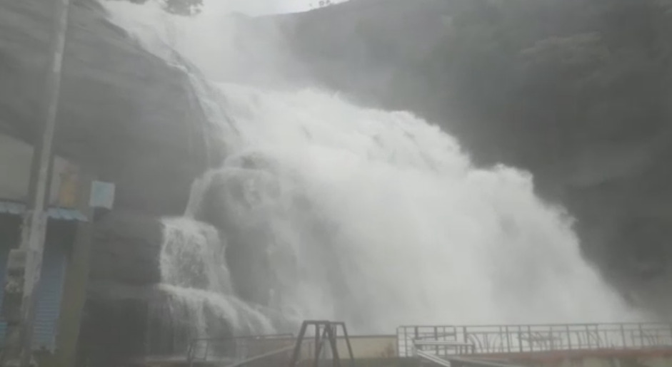 குற்றாலத்தில் கொட்டும் கனமழை...! அருவியில் ஆர்ப்பரிக்கும் மழை நீர்!