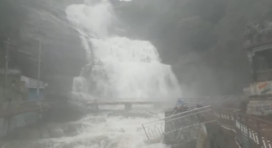 குற்றாலத்தில் கொட்டும் கனமழை...! அருவியில் ஆர்ப்பரிக்கும் மழை நீர்!