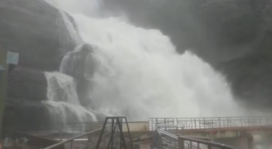 குற்றாலத்தில் கொட்டும் கனமழை...! அருவியில் ஆர்ப்பரிக்கும் மழை நீர்!