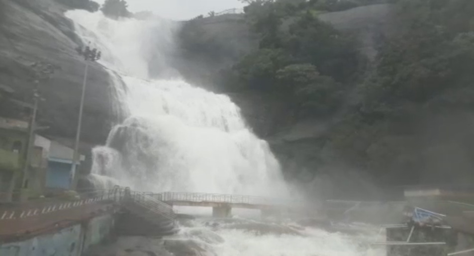 குற்றாலத்தில் கொட்டும் கனமழை...! அருவியில் ஆர்ப்பரிக்கும் மழை நீர்!